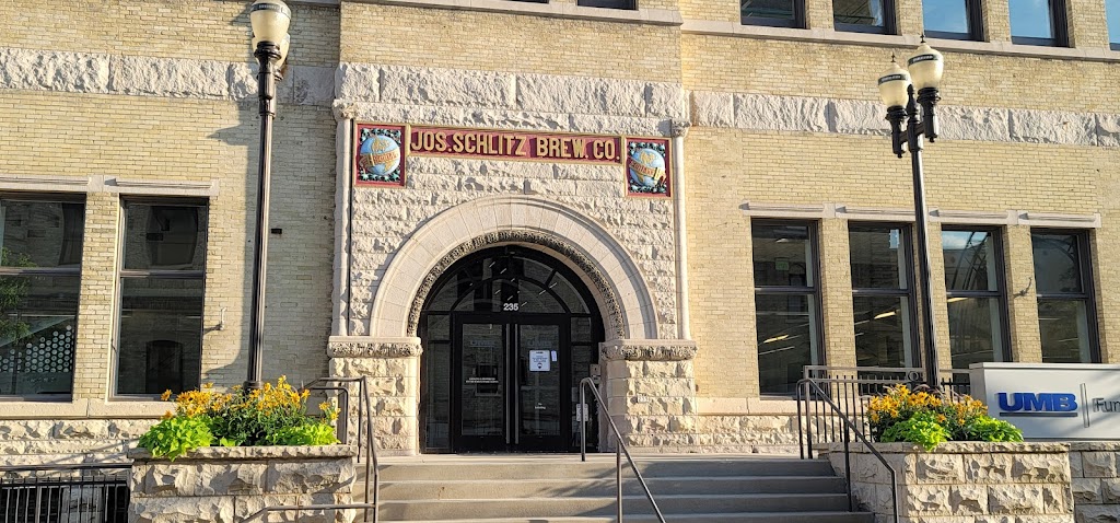 The Brown Bottle | restaurant | 221 W Galena St, Milwaukee, WI 53212, USA | 4148376042 OR +1 414-837-6042