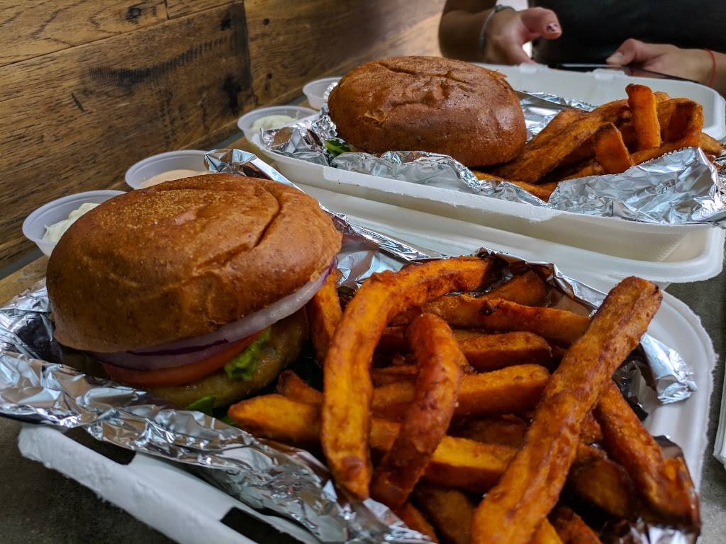 Burger Ur Way | restaurant | 465 Lincoln Pl, Brooklyn, NY 11238, USA | 7186187985 OR +1 718-618-7985