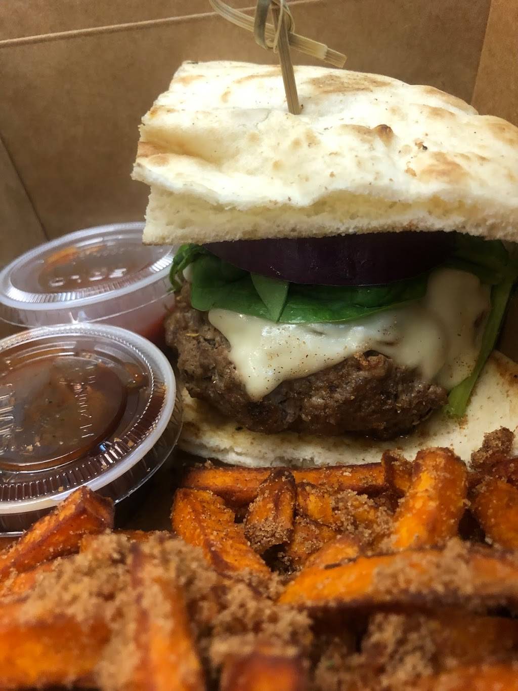 Ummi dee’s burger bistro | cafe | 2805 N 22nd St, Philadelphia, PA 19132, USA | 2152216166 OR +1 215-221-6166