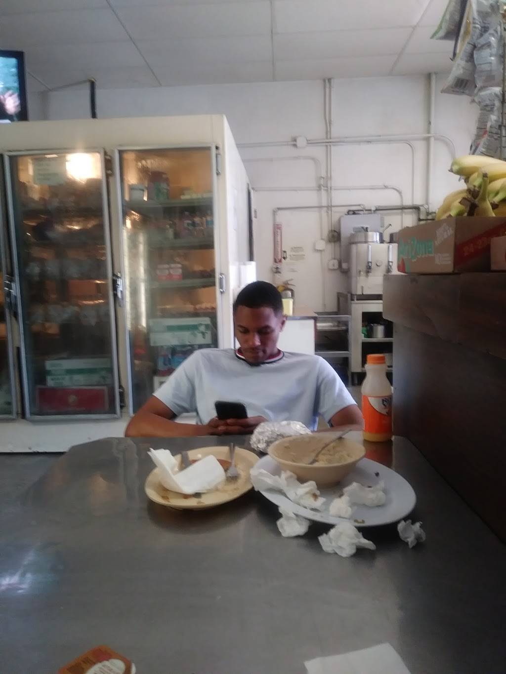 Marthas Kitchen | restaurant | 507 East 4th St, Los Angeles, CA 90013, USA | 2136258341 OR +1 213-625-8341