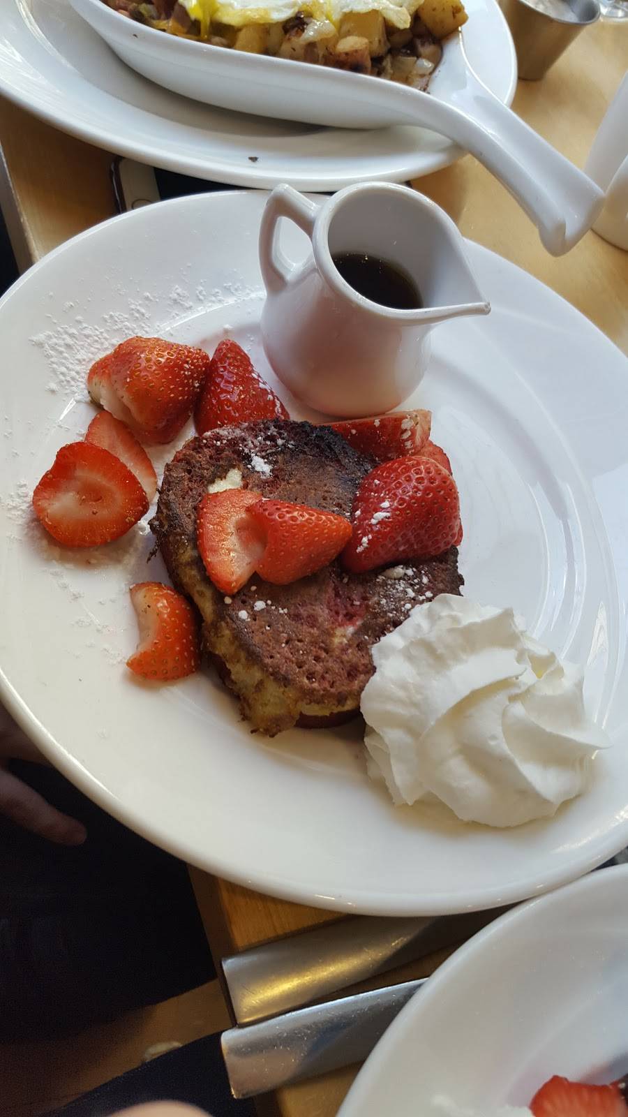 Yolk Streeterville | restaurant | corner of Grand & McClurg, 355 E Ohio St, Chicago, IL 60611, USA | 3128229655 OR +1 312-822-9655