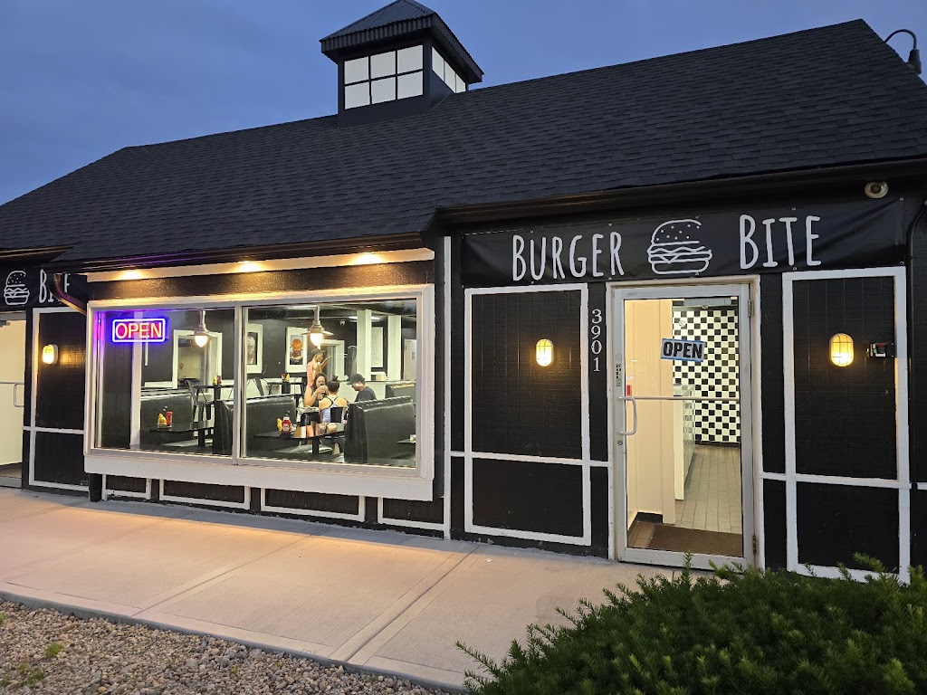 Burger Bite | restaurant | 3901 W Touhy Ave, Lincolnwood, IL 60712, USA | 2244706950 OR +1 224-470-6950