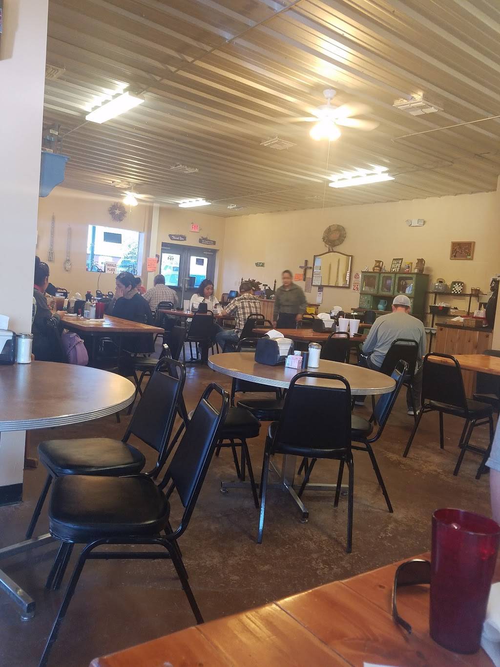 Naomis Diner | restaurant | 15033 Main St, Lytle, TX 78052, USA | 8307723462 OR +1 830-772-3462