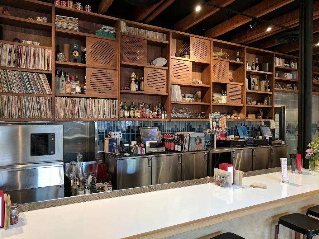 Vitos Pizza | restaurant | 2455 Santa Monica Blvd, Santa Monica, CA 90404, USA | 3108845900 OR +1 310-884-5900