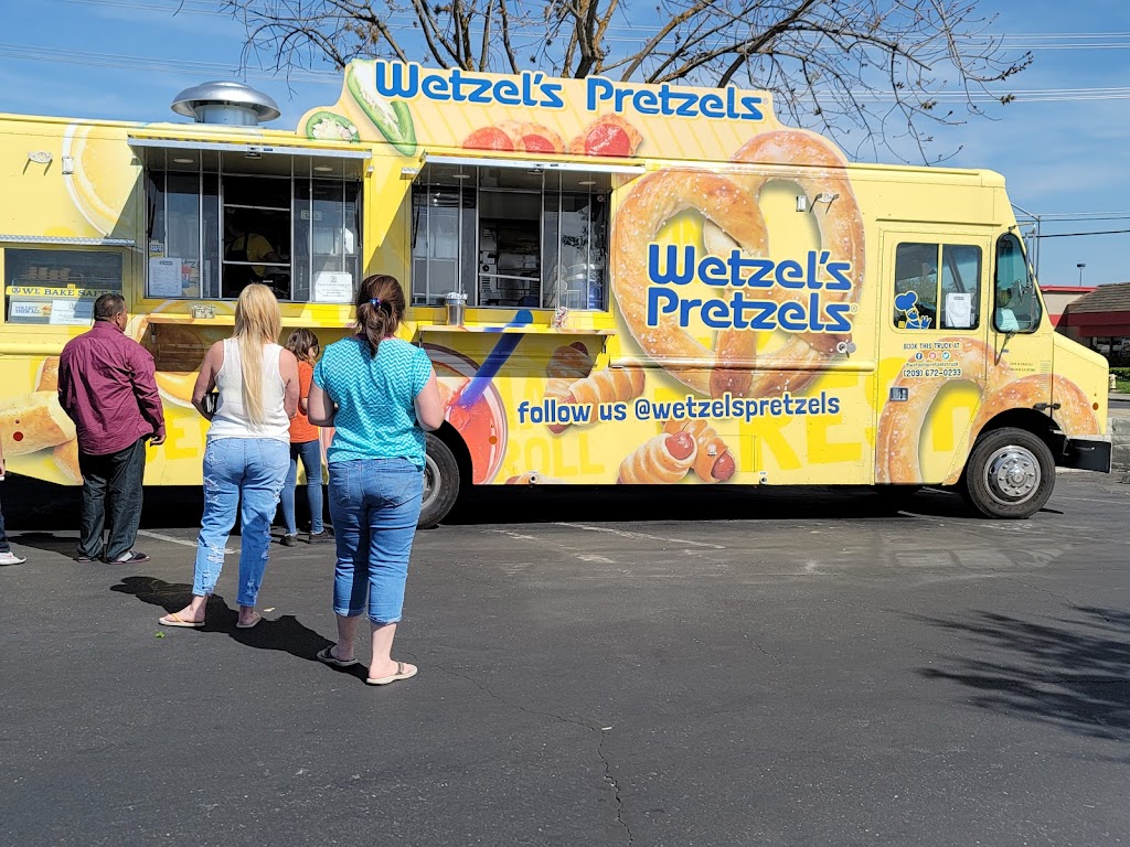 Wetzels Pretzels | restaurant | 3051 Geer Rd, Turlock, CA 95382, USA | 2096720233 OR +1 209-672-0233