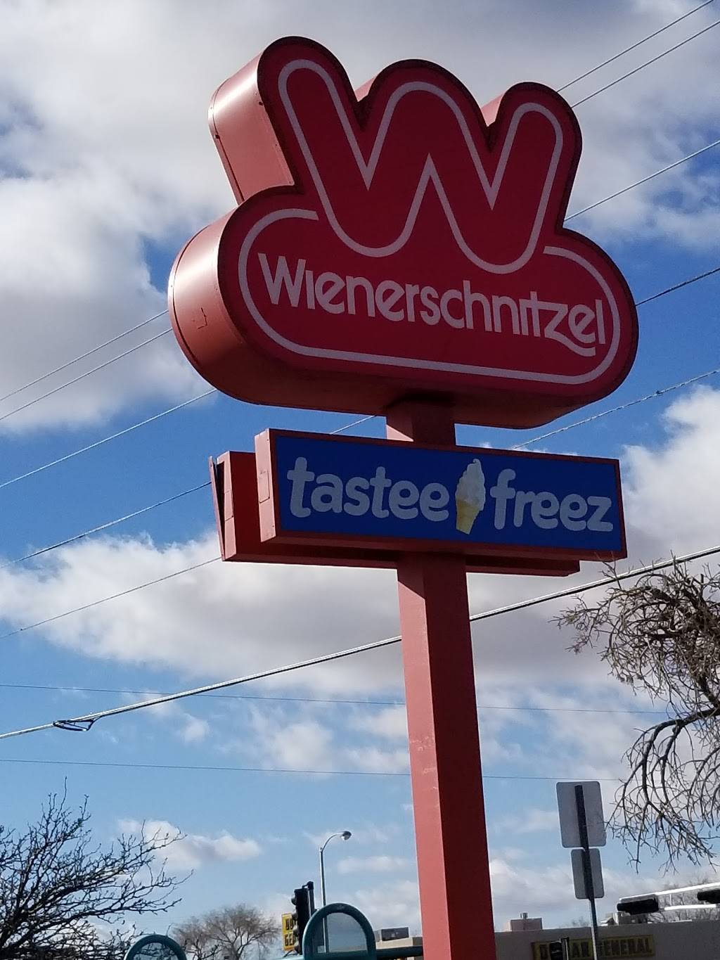 Wienerschnitzel | restaurant | 110 Juan Tabo Blvd NE, Albuquerque, NM 87123, USA | 5052716494 OR +1 505-271-6494