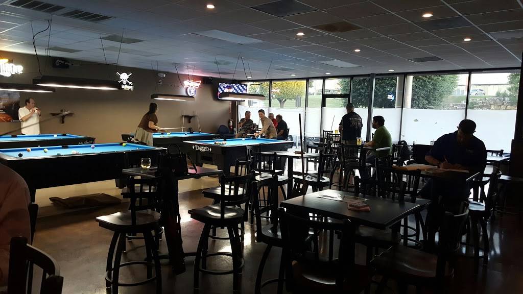 Skinny Bobs Billiards & Sports Bar | restaurant | 300 Hesters Crossing Rd, Round Rock, TX 78681, USA | 5127331111 OR +1 512-733-1111