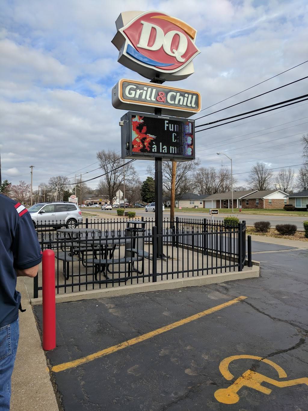 Dairy Queen Grill & Chill | restaurant | 910 W E Main St, Carmi, IL 62821, USA | 6183822536 OR +1 618-382-2536