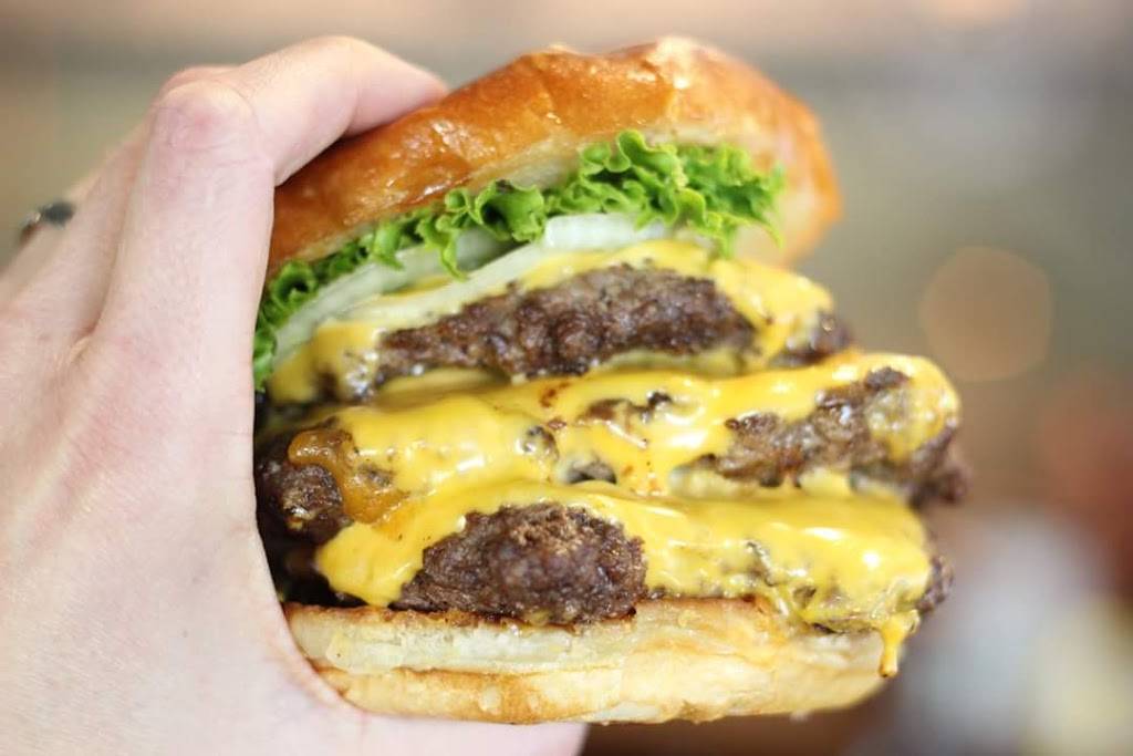 Chomp Burger | restaurant | 240 N Main St, Adrian, MI 49221, USA | 5174388384 OR +1 517-438-8384