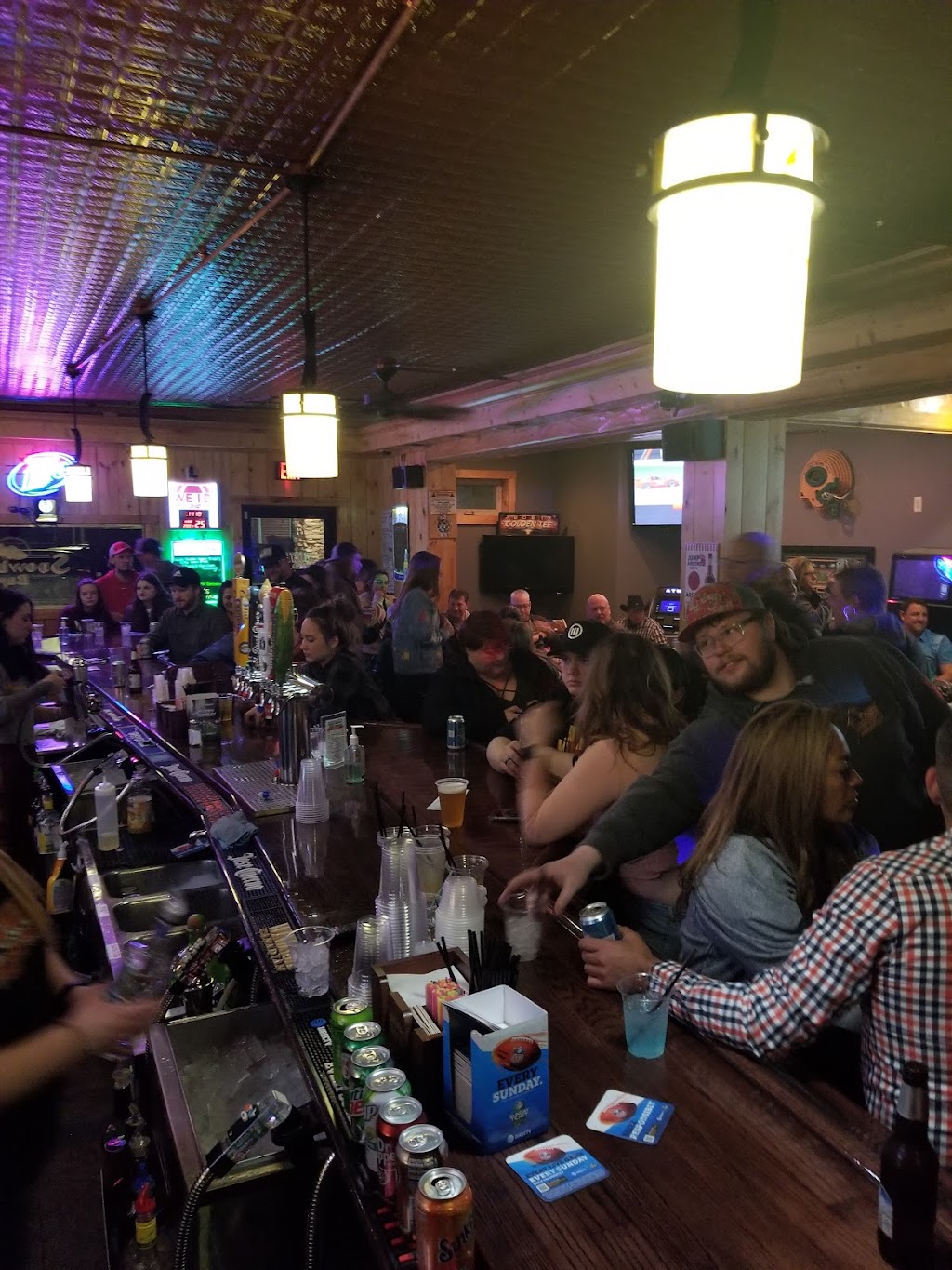 Snowballs Bar | meal takeaway | 463 E Wall St, Ellsworth, WI 54011, USA | 7152735174 OR +1 715-273-5174