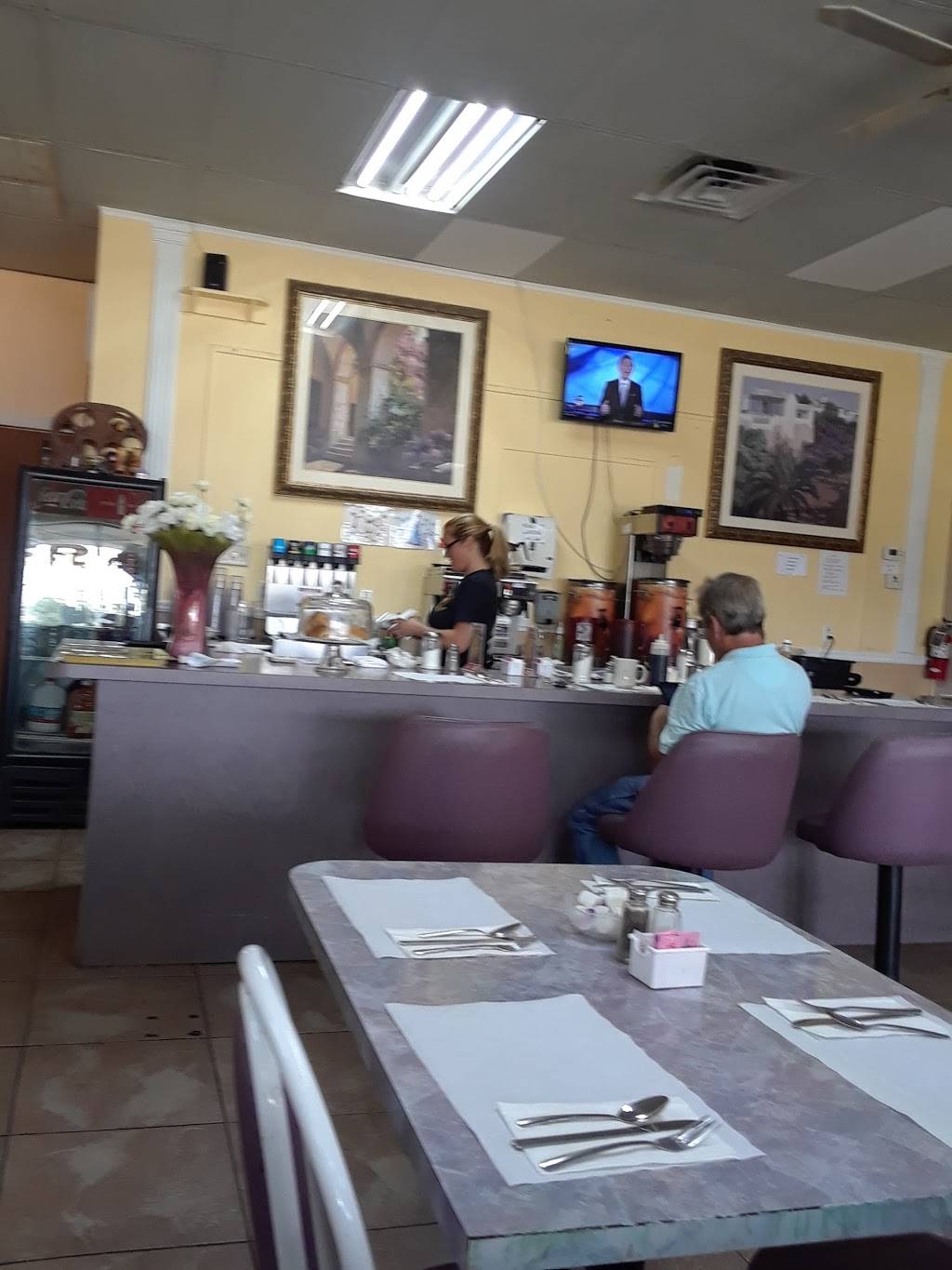 The Corner Family Restaurant | restaurant | 3525 Universal Plaza, New Port Richey, FL 34652, USA | 7278471400 OR +1 727-847-1400