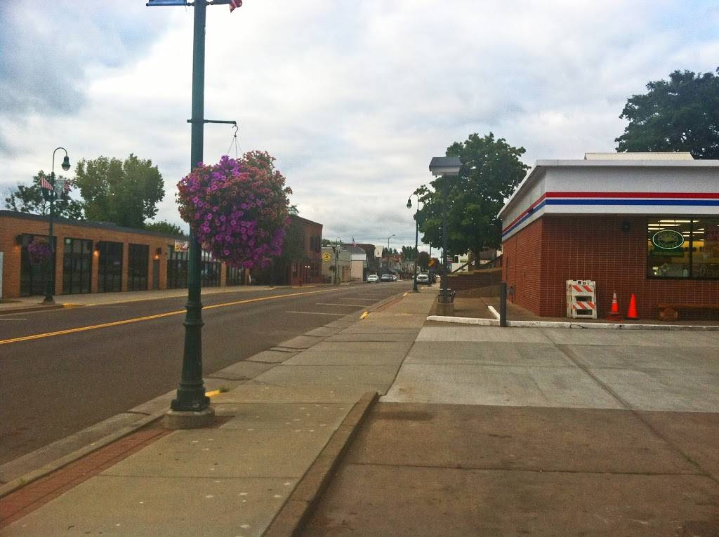 Holiday Stationstores | cafe | 202 S Washington St, St Croix Falls, WI 54024, USA | 7154833237 OR +1 715-483-3237