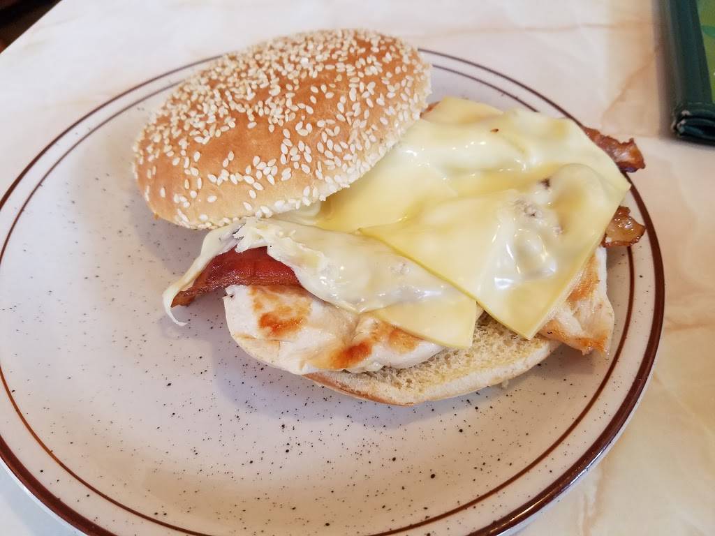 Fionas Family Restaurant | restaurant | 595 E Edwardsville Rd, Wood River, IL 62095, USA | 6182592410 OR +1 618-259-2410