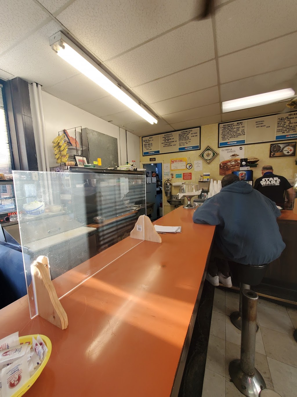 G M Dog NBurger Shoppe | restaurant | 4830 Liberty Ave, Pittsburgh, PA 15224, USA | 4126818276 OR +1 412-681-8276