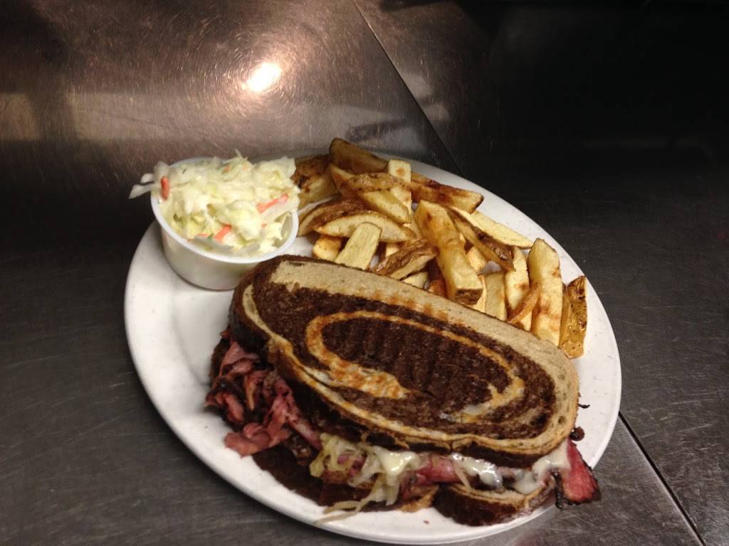 Gridiron Restaurant Sports Pub | restaurant | 1567 Lisbon St, Lewiston, ME 04240, USA | 2077776353 OR +1 207-777-6353