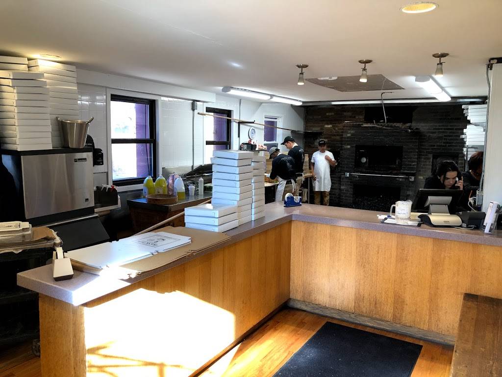 Frank Pepes The Spot | restaurant | 163 Wooster St, New Haven, CT 06511, USA | 2038657602 OR +1 203-865-7602