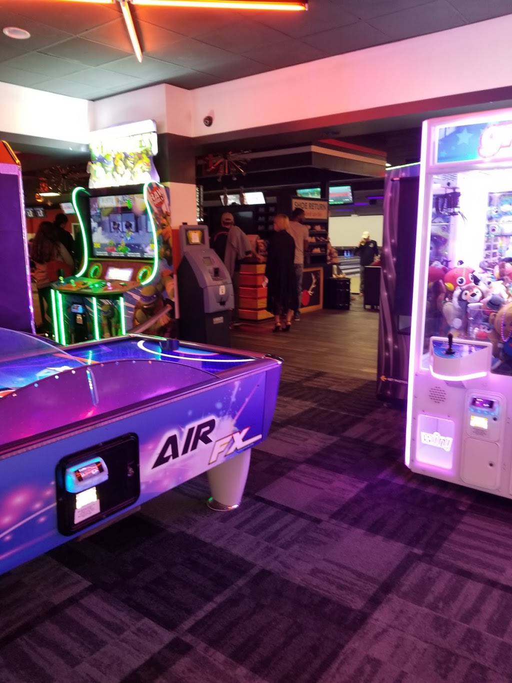 Bowlero Cayce | restaurant | 900 Axtell Dr, Cayce, SC 29033, USA | 8037966300 OR +1 803-796-6300