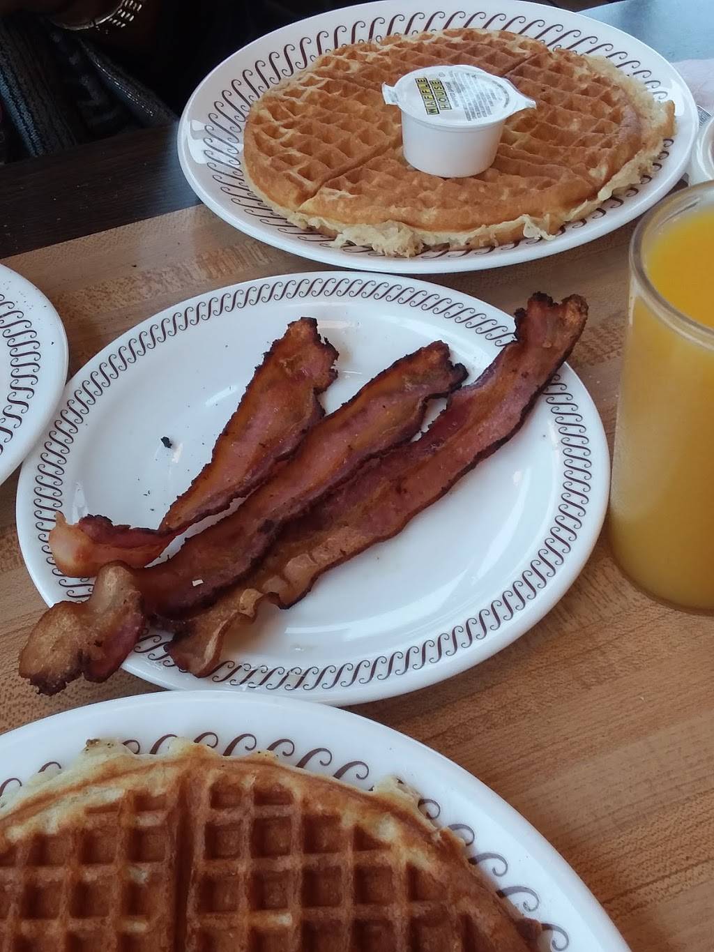 Waffle House | meal takeaway | 119A Cedar Ln, Knoxville, TN 37912, USA | 8656886385 OR +1 865-688-6385