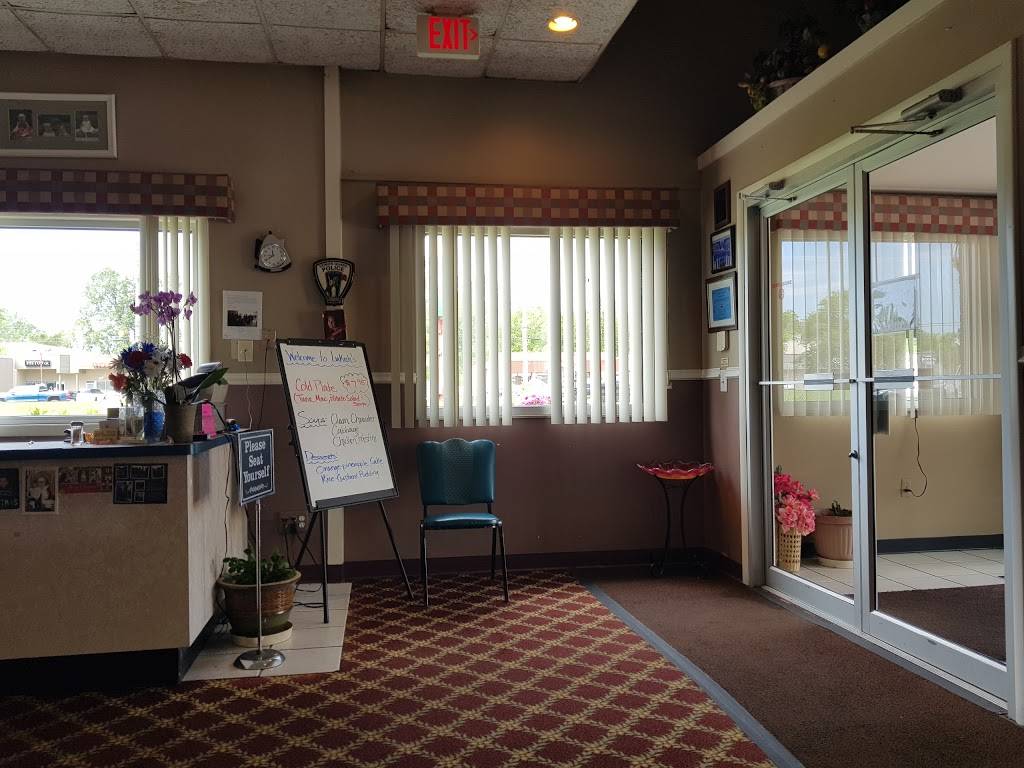 Lukichs Family Dining | restaurant | 3900 Rochester Rd, Troy, MI 48083, USA | 2485289955 OR +1 248-528-9955