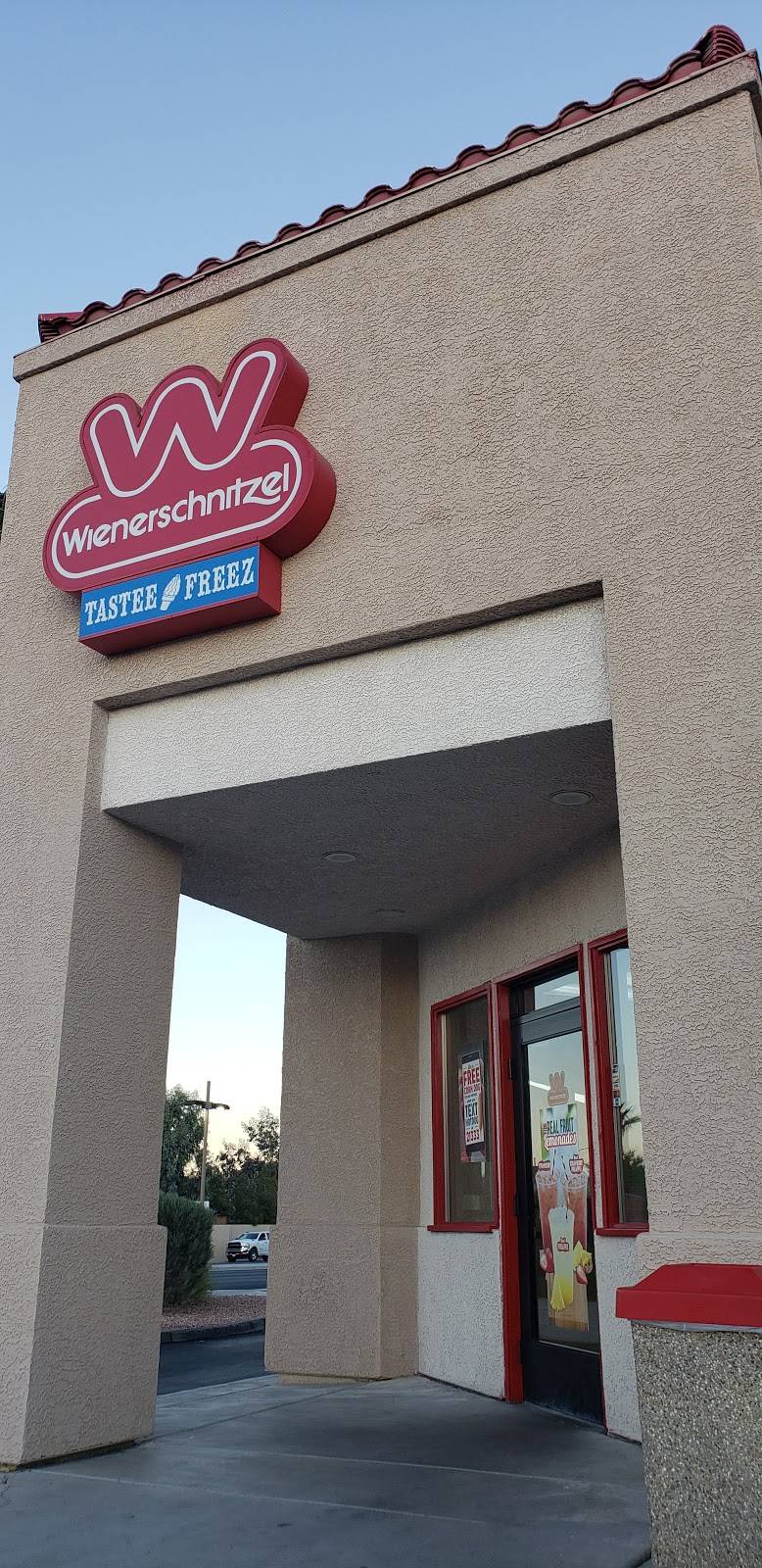 Wienerschnitzel | restaurant | 2575 Windmill Pkwy, Henderson, NV 89074, USA | 7022633550 OR +1 702-263-3550
