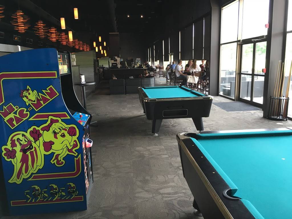 Kingpin Bowlounge | restaurant | 425 Bingemans Centre Dr, Kitchener, ON N2B 3X7, Canada | 5197458888 OR +1 519-745-8888