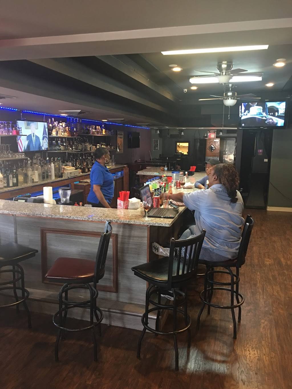 Chill’s bar and grill | restaurant | 2942, 5637 W Grand Ave, Chicago, IL 60639, USA | 7736885799 OR +1 773-688-5799