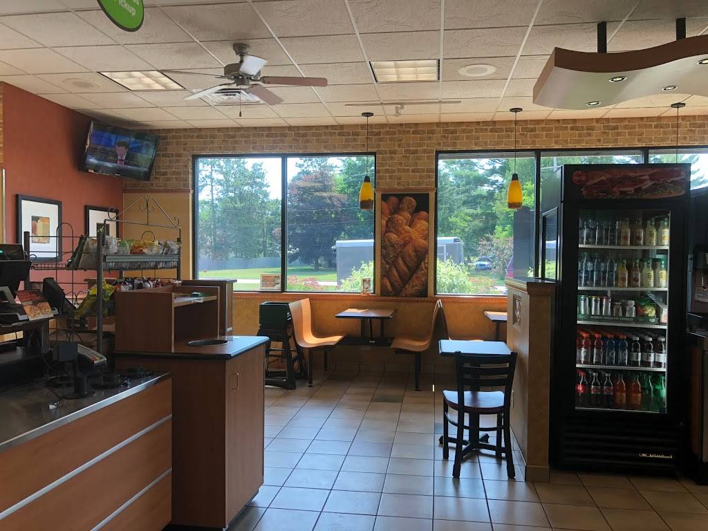 Subway | restaurant | 601 Lakeshore Dr, Weyauwega, WI 54983, USA | 9208672488 OR +1 920-867-2488