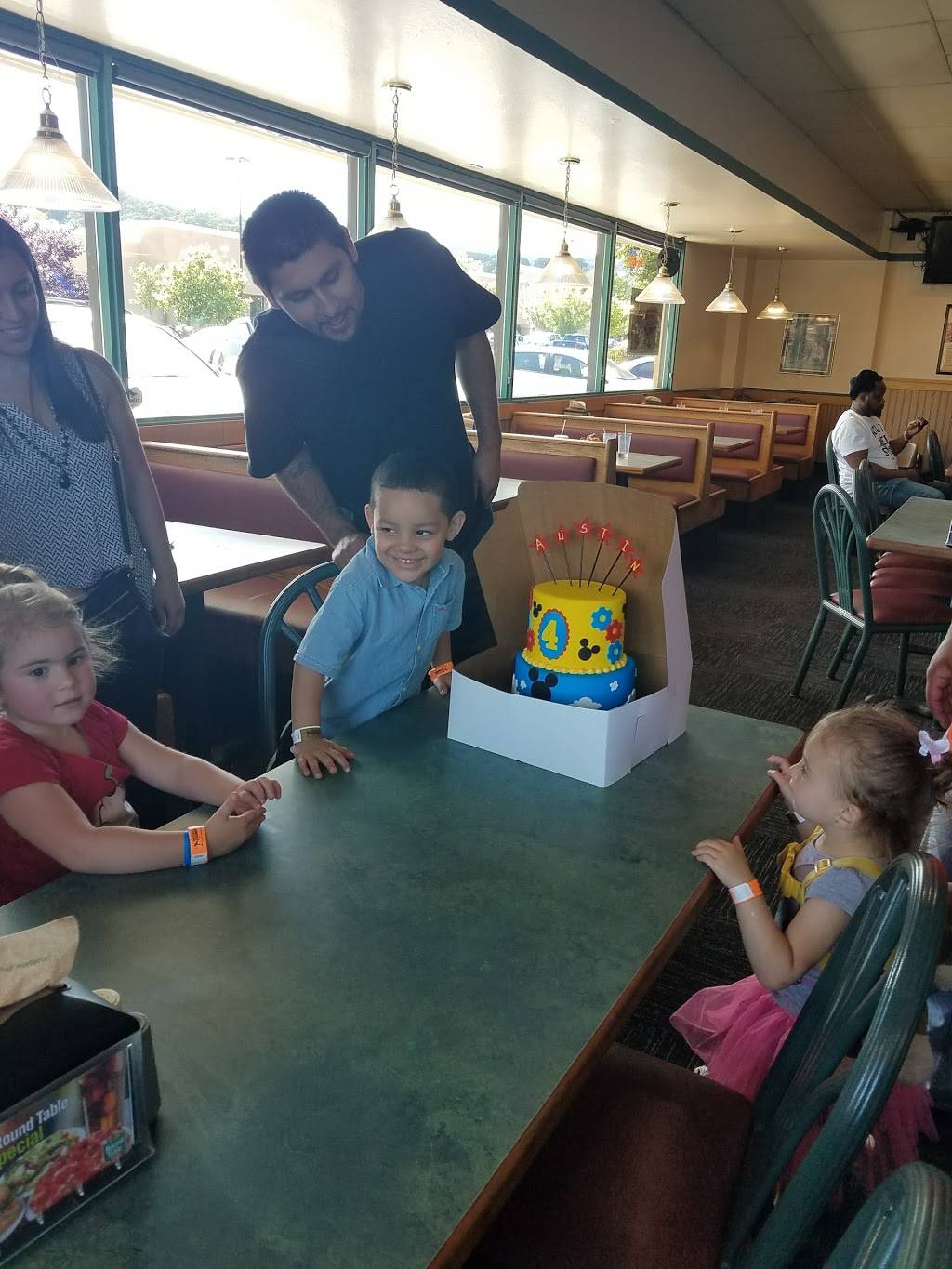 Round Table Pizza | meal delivery | 888 Alamo Dr, Vacaville, CA 95688, USA | 7074468111 OR +1 707-446-8111