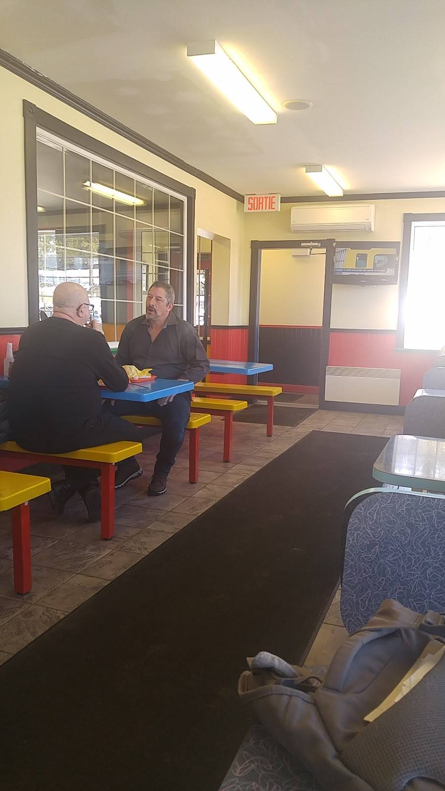 Casse-Croute Arc-en-Ciel | restaurant | 756 Boulevard des Laurentides, Piedmont, QC J0R 1K0, Canada | 4502273534 OR +1 450-227-3534