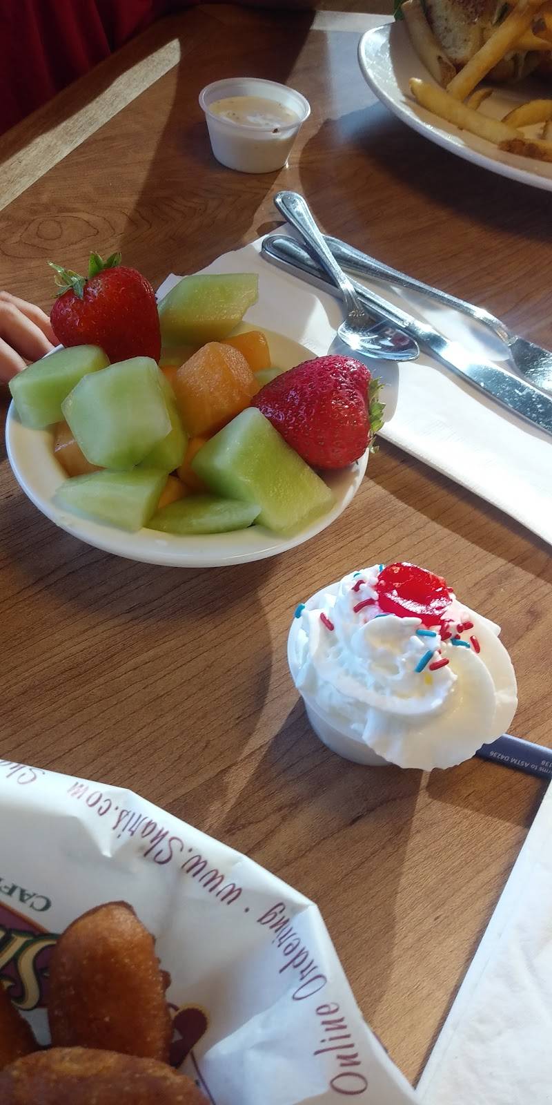 Sharis Cafe and Pies | bakery | 900 Beltline Rd, Springfield, OR 97477, USA | 5417416044 OR +1 541-741-6044