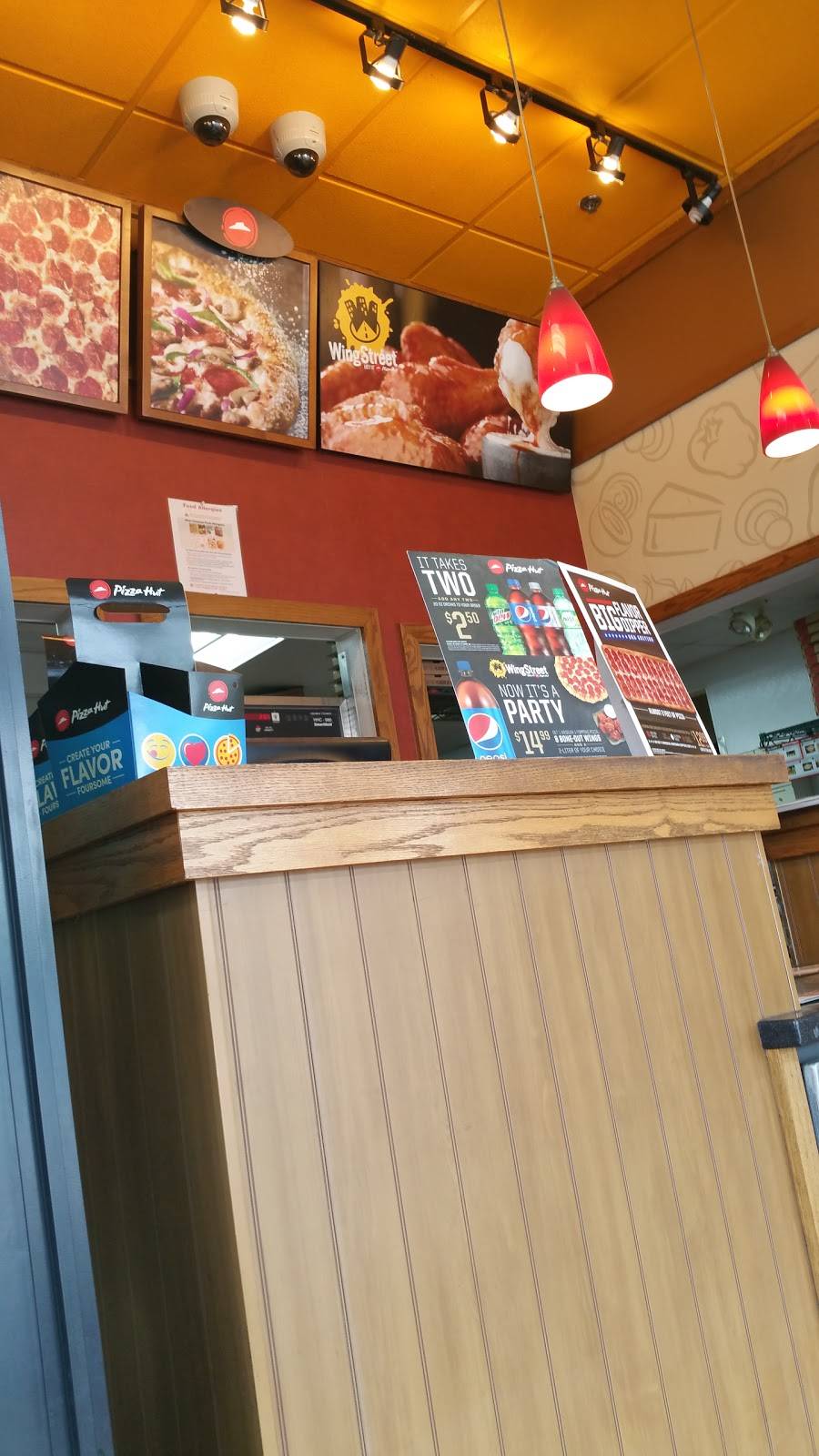 Pizza Hut | meal takeaway | 131 Church St, Lowell, MA 01850, USA | 9784549201 OR +1 978-454-9201