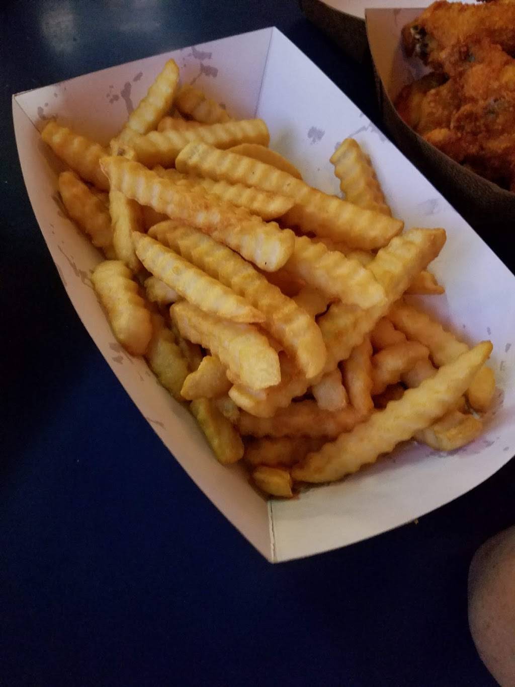 Mustang Shellys Roadhouse | restaurant | 18540 W National Ave, New Berlin, WI 53146, USA | 2626792221 OR +1 262-679-2221