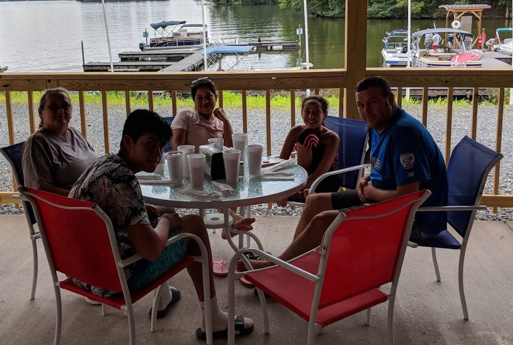 Scallywags Bar & Grill | restaurant | 700 Lake Forest Dr, New London, NC 28127, USA | 3364612565 OR +1 336-461-2565