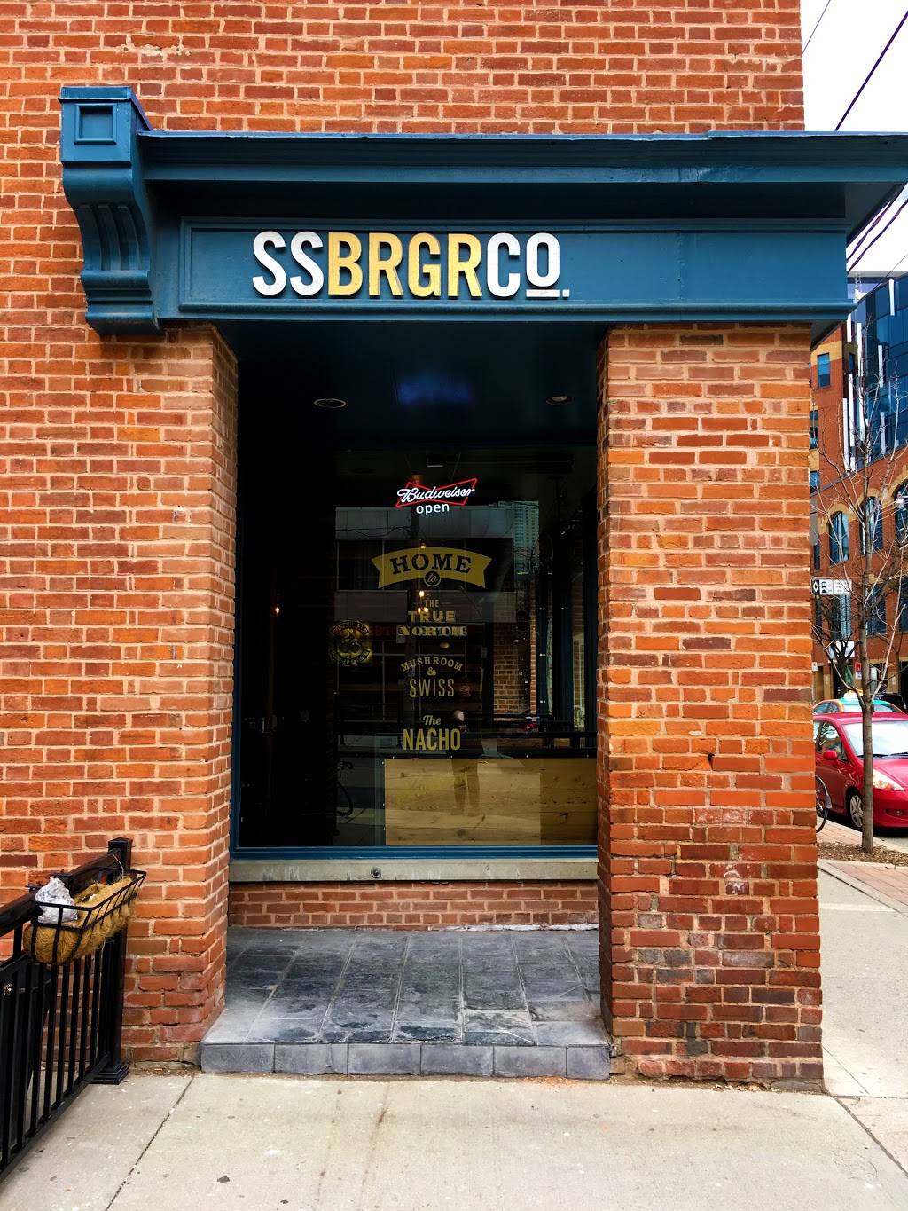 South St. Burger | restaurant | 260 King St E, Toronto, ON M5A 4L5, Canada | 4163611111 OR +1 416-361-1111