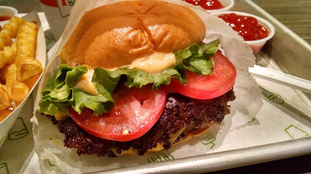 Shake Shack | restaurant | 2400 Fashion Center Blvd, Christiana, DE 19702, USA | 3025977417 OR +1 302-597-7417