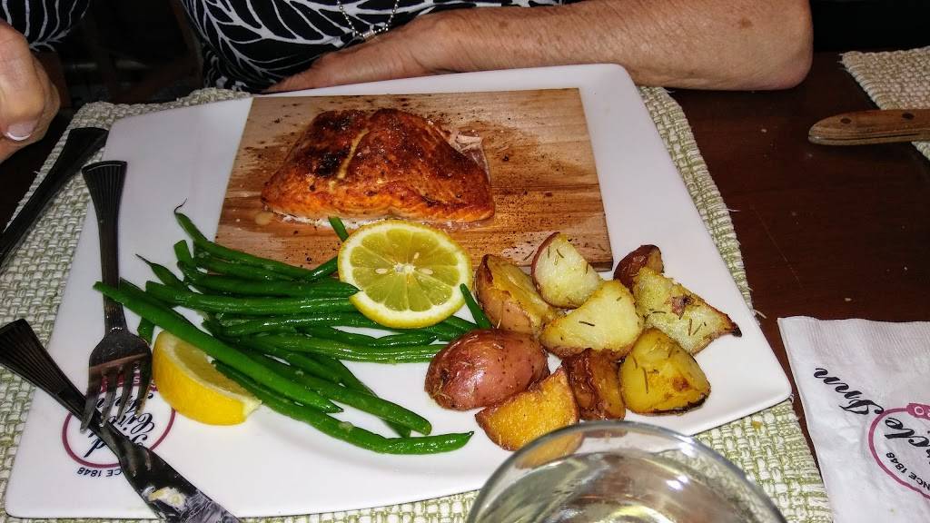 Red Circle Inn and Bistro | restaurant | N44W33013 Watertown Plank Rd, Nashotah, WI 53058, USA | 2623674883 OR +1 262-367-4883