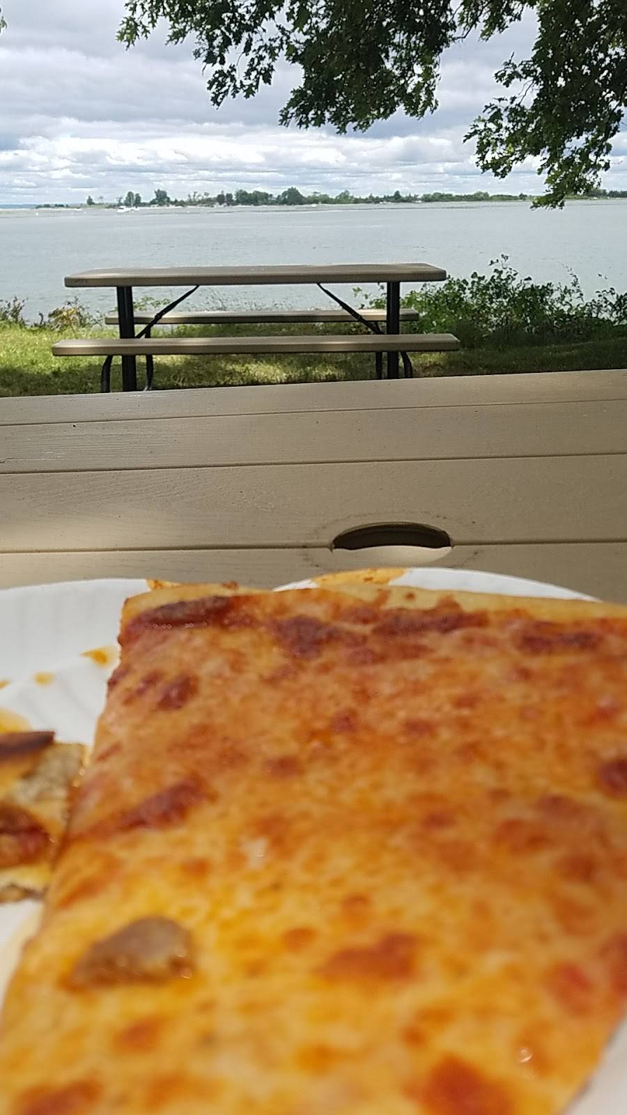 Lindas Riverside Pizzeria & Cafe | restaurant | 100 Riviera, Kings Park, NY 11754, USA | 6317806100 OR +1 631-780-6100