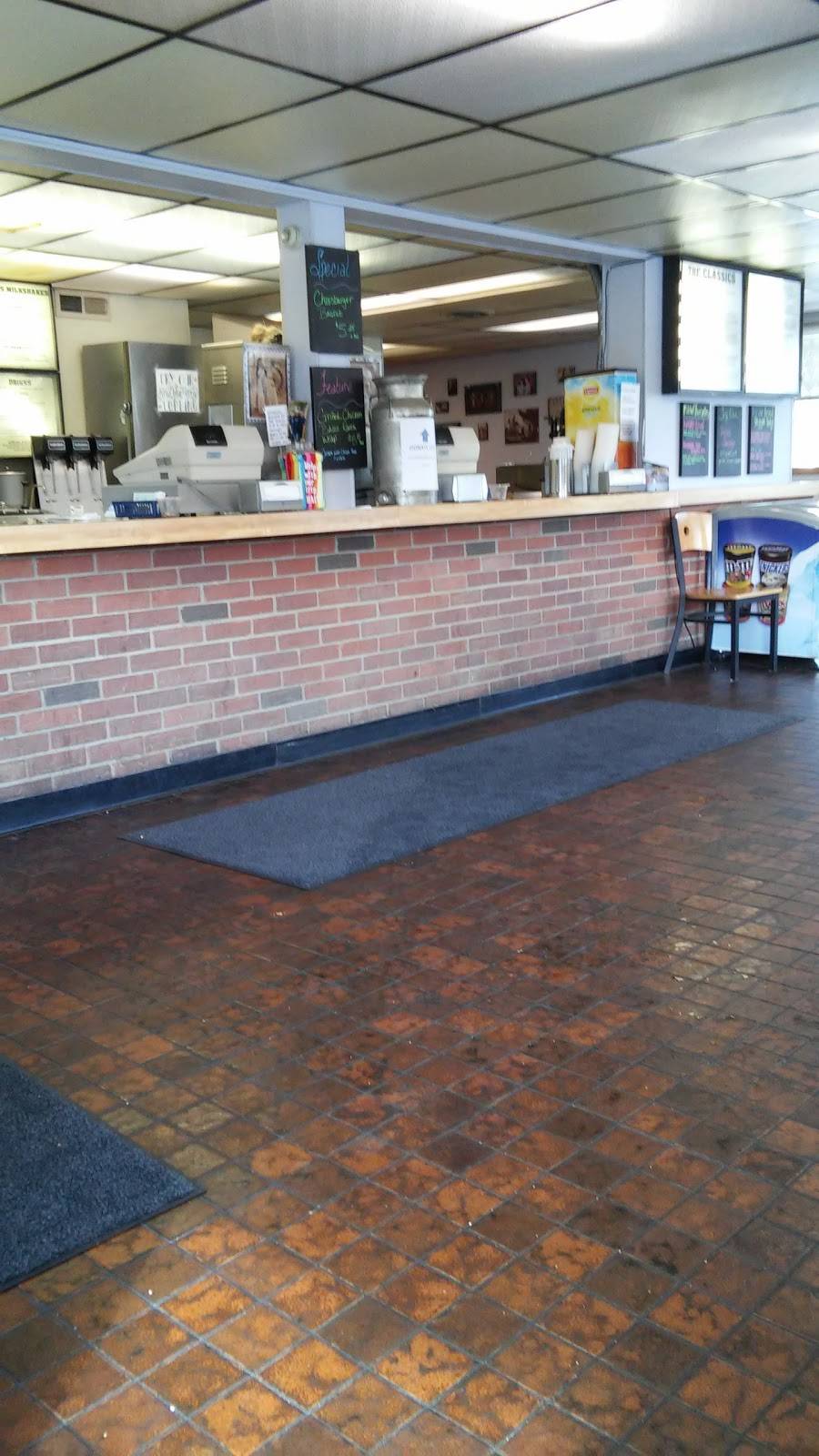 Staggs Dairy Treats & Restaurant | restaurant | 1010 W 3rd St, Rushville, IN 46173, USA | 7659383251 OR +1 765-938-3251