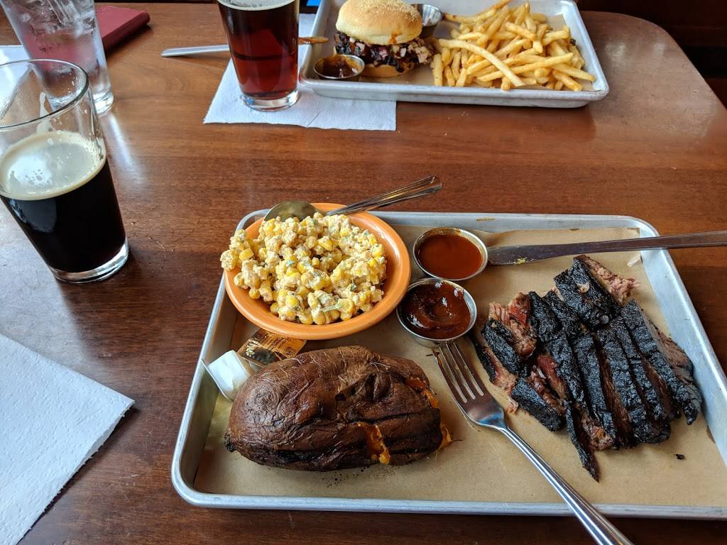 Black Dog Smoke & Ale House | restaurant | 201 N Broadway Ave, Urbana, IL 61801, USA | 2173449342 OR +1 217-344-9342