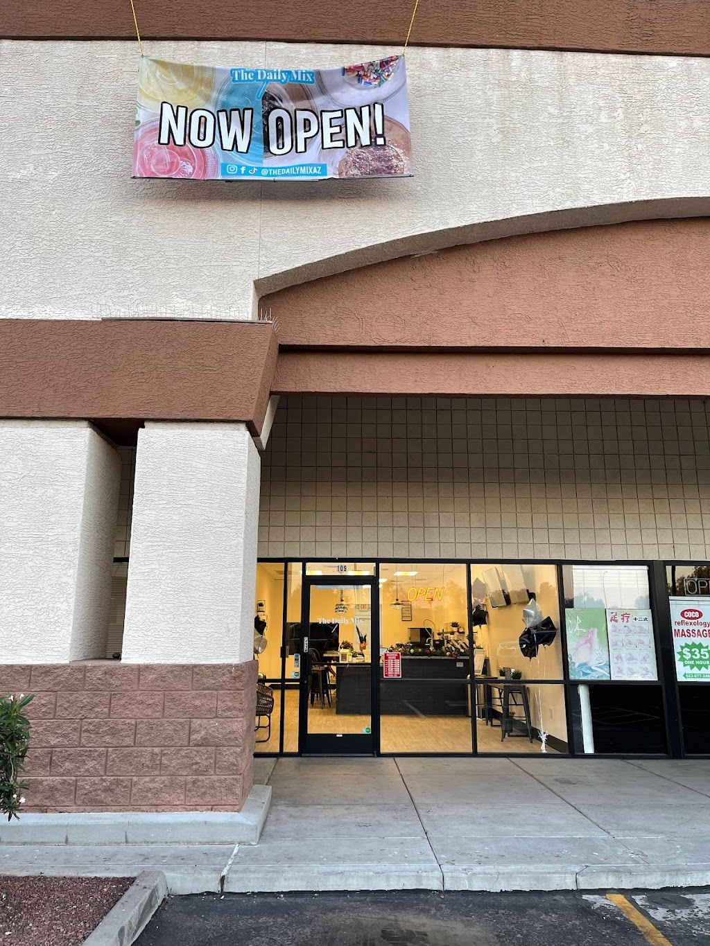 The Daily Mix | restaurant | 10575 W Indian School Rd Suite 109, Avondale, AZ 85392, USA | 6232709121 OR +1 623-270-9121