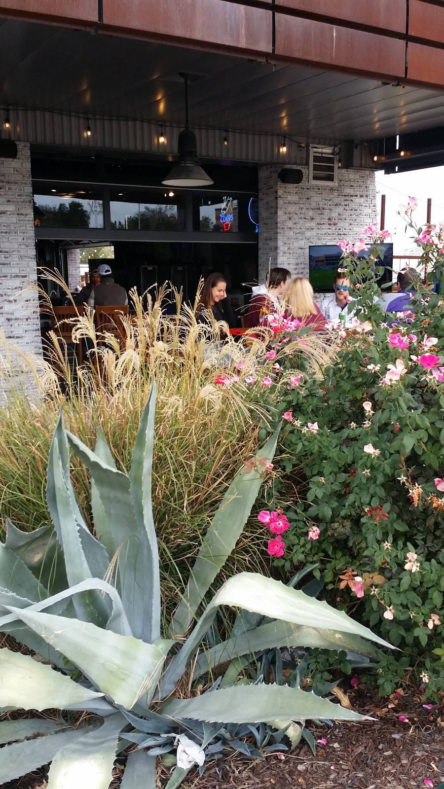 Berry St. Ice House | restaurant | 2000 W Berry St, Fort Worth, TX 76110, USA | 8173860724 OR +1 817-386-0724