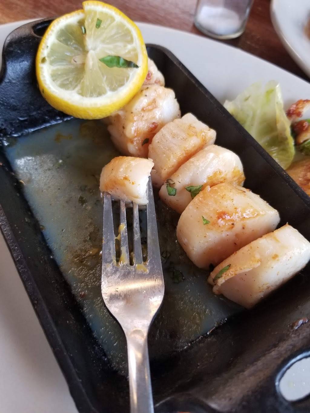 Isaacs Restaurant & Pub | restaurant | 155 Holiday Dr, Solomons, MD 20688, USA | 4103266311 OR +1 410-326-6311