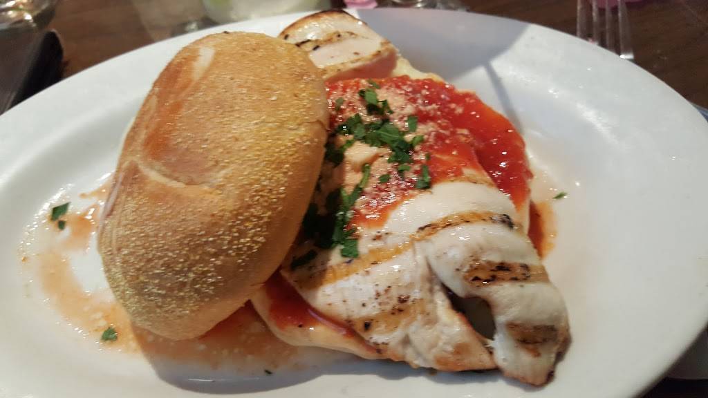 Dagwoods Pub | restaurant | 4625 Linden Ave, Philadelphia, PA 19114, USA | 2153323620 OR +1 215-332-3620