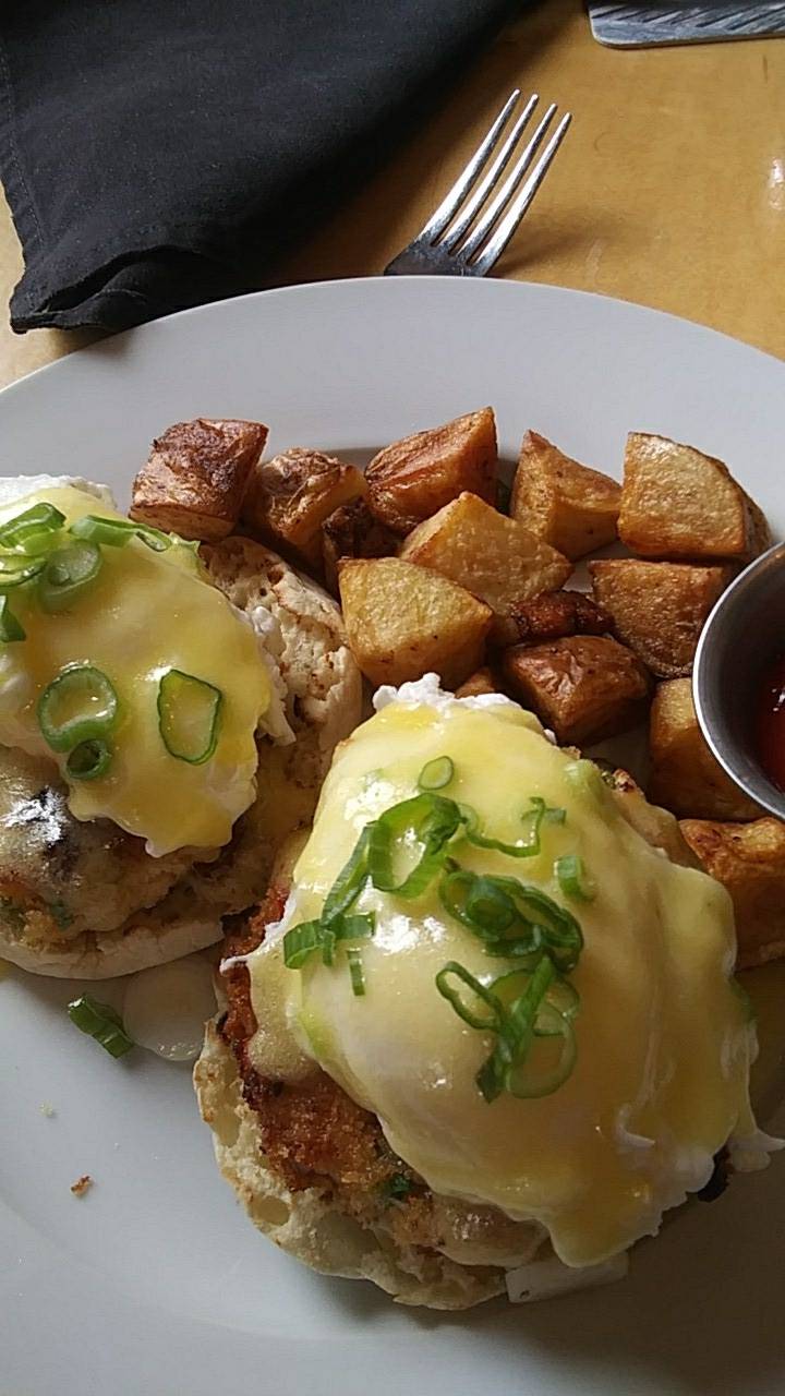 The Snow Squall Restaurant | restaurant | 18 Ocean St # 1, South Portland, ME 04106, USA | 2077990811 OR +1 207-799-0811