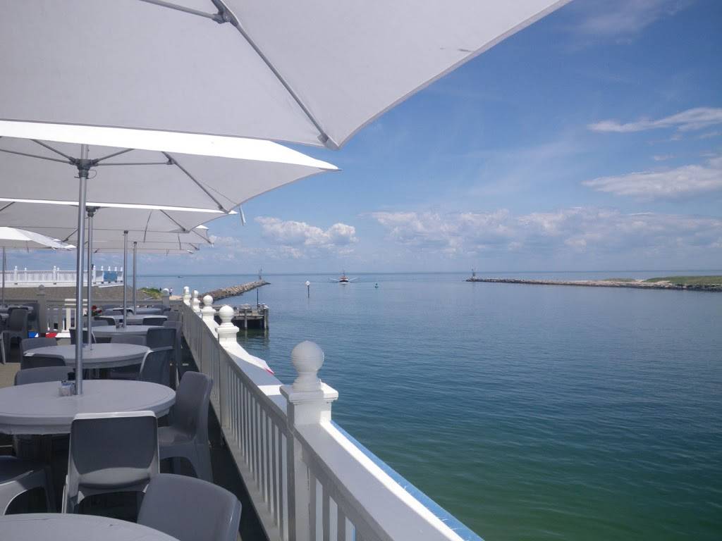Gosmans Topside/Inlet Café/Clam Bar | restaurant | 484 W Lake Dr, Montauk, NY 11954, USA | 6316682549 OR +1 631-668-2549