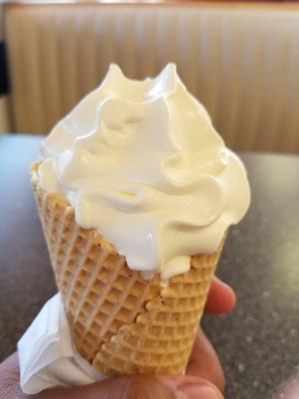 Braums Ice Cream & Burger Restaurant | restaurant | 9755 Greenville Ave, Dallas, TX 75243, USA | 2145037318 OR +1 214-503-7318