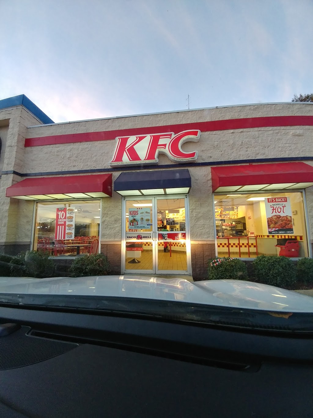 KFC | restaurant | 201 S Chestnut St, Tallulah, LA 71282, USA | 3185741711 OR +1 318-574-1711