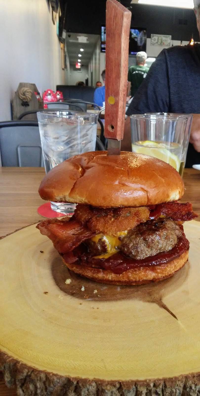 Ikonicks Burgers & Brew Co. | restaurant | 406 S Myrtle Ave, Monrovia, CA 91016, USA | 6263584888 OR +1 626-358-4888