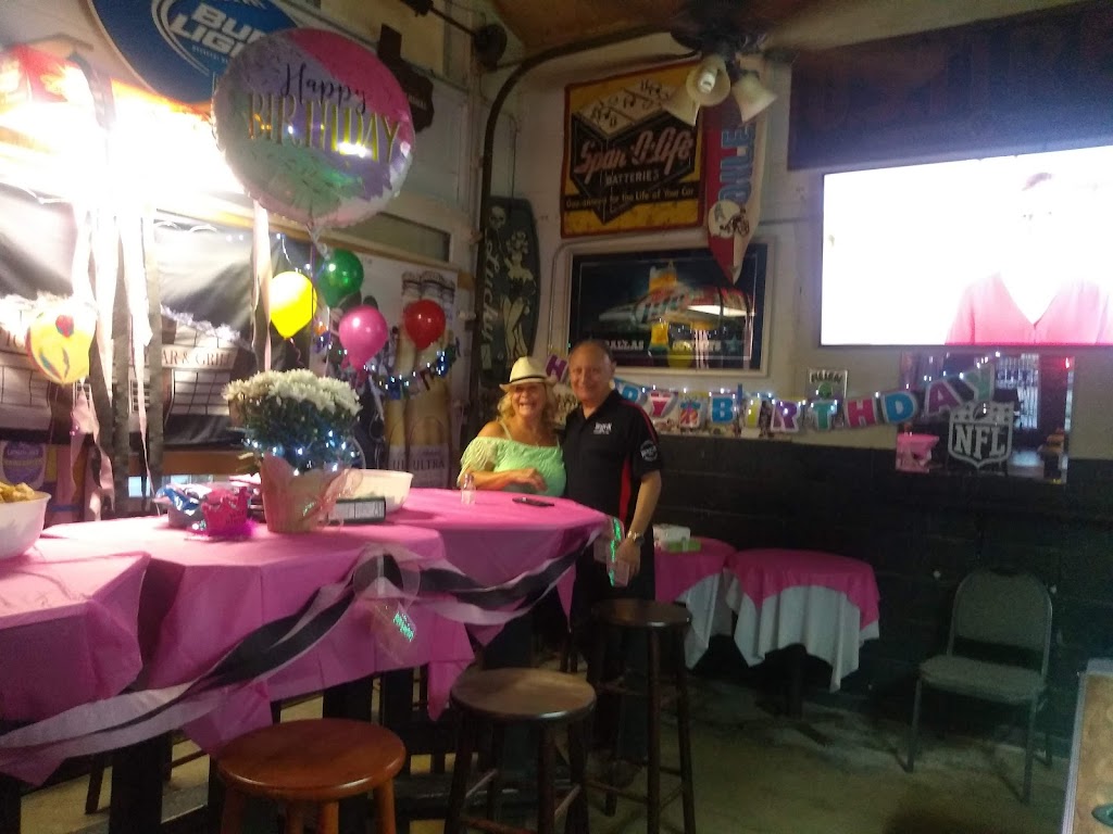 Chucks Ice House/Volleybar | restaurant | 1002 Morgan Blvd, Harlingen, TX 78550, USA | 9564400660 OR +1 956-440-0660