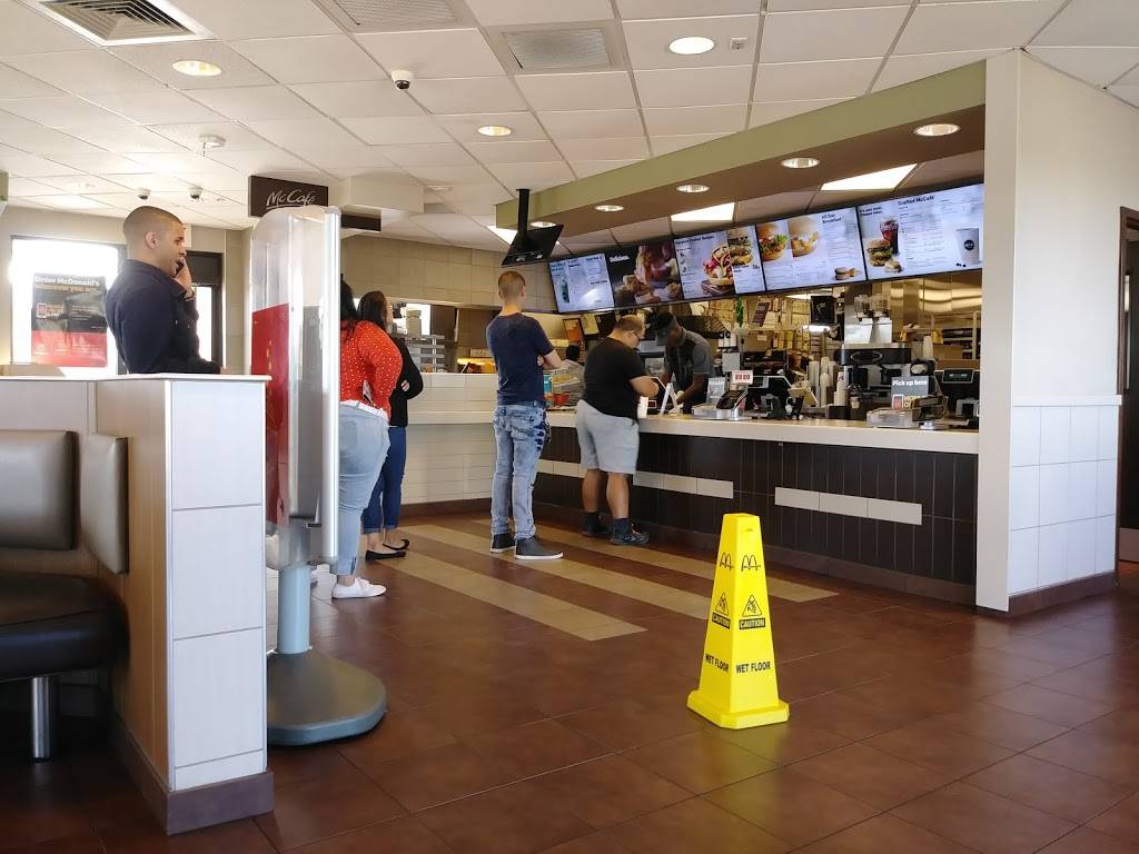 McDonalds | cafe | 3191 S John Young Pkwy, Kissimmee, FL 34746, USA | 4079334388 OR +1 407-933-4388